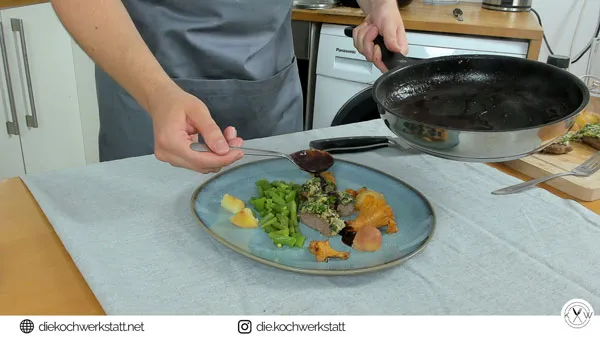 Fleisch meets Frucht: Lamm mit Kräuterkruste und Birnenmousse