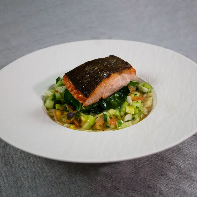 Lachs mit knuspriger Haut auf Spinat und Zitronen-Kritharaki
