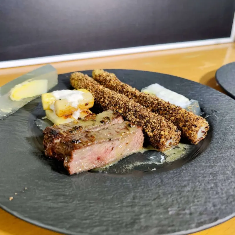 Spargel-Quartett mit rückwärts gegartem Entrecôte auf schwarzem Teller